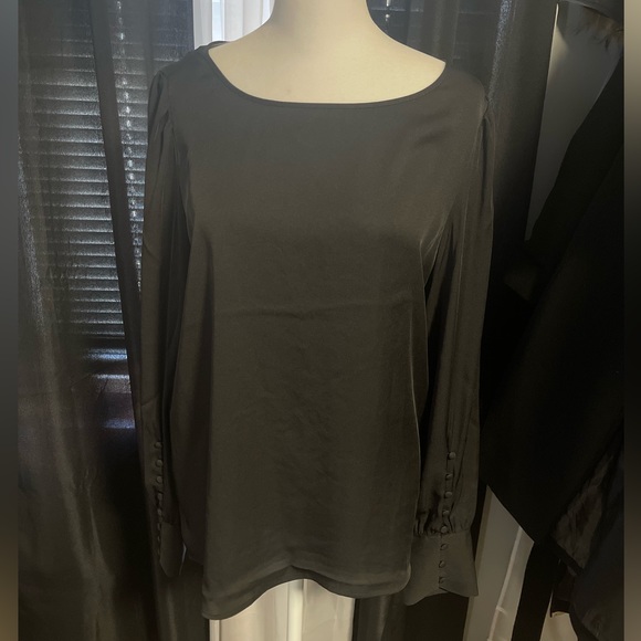 New Express Black Top with detailed button on sleeve. - Picture 1 of 4